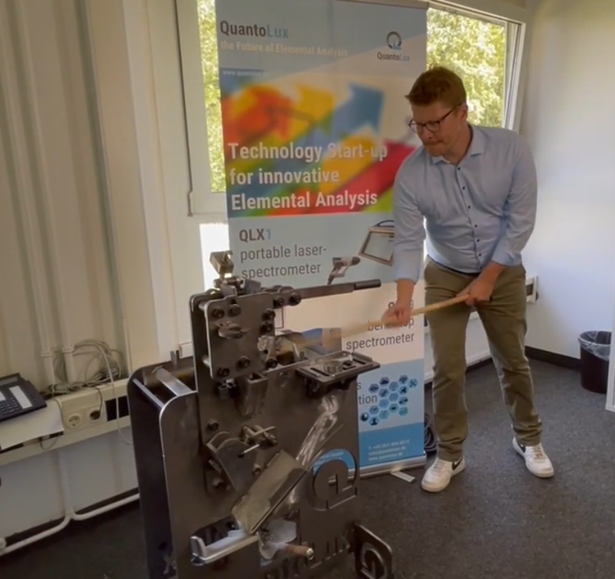 knocking off the slag sample from the sampling bar